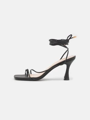 Sandały na obcasie Raid