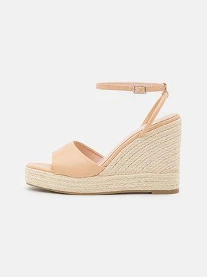 Sandały na obcasie Raid