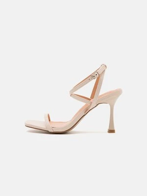 Sandały na obcasie Raid