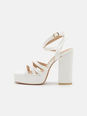 Sandały na obcasie Raid