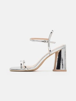 Sandały na obcasie Raid