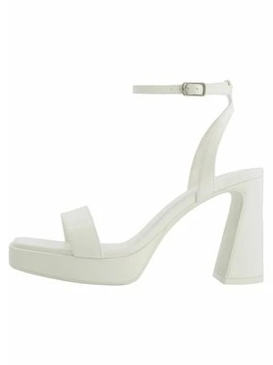 Sandały na platformie Bershka