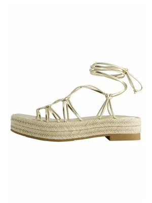 Sandały na platformie Bershka