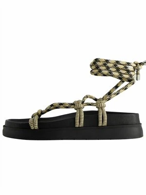 Sandały na platformie Bershka