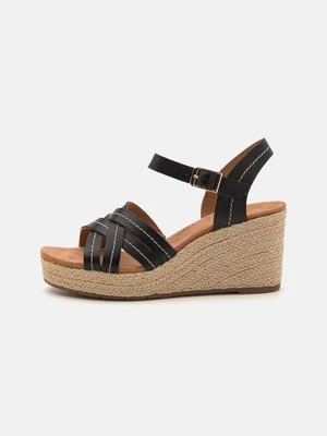 Sandały na platformie Clarks