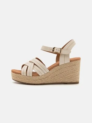Sandały na platformie Clarks