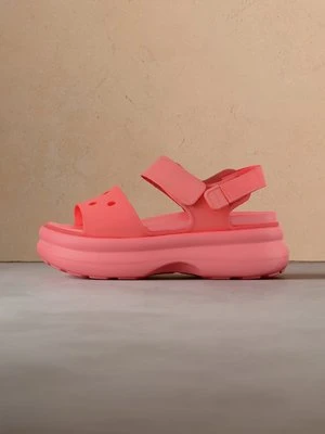 Sandały na platformie Crocs różowy