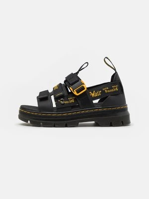Sandały na platformie Dr. Martens