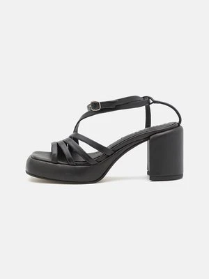 Sandały na platformie Pavement