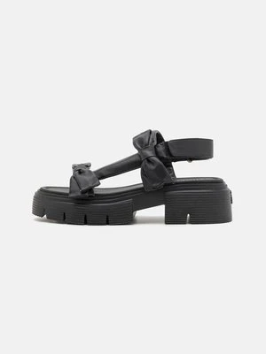 Sandały na platformie Stuart Weitzman czarny