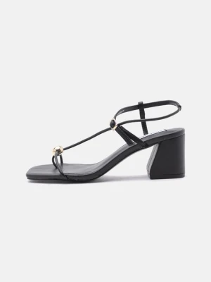 Sandały o fasonie japonek Steve Madden czarny