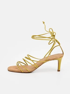 Sandały & Other Stories