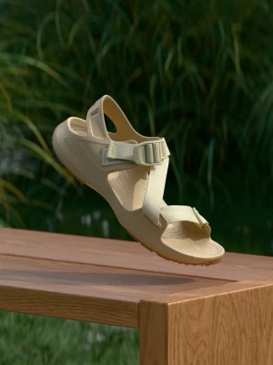 Sandały trekkingowe Crocs beżowy