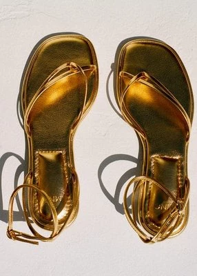Sandały z metalicznych pasków Mango