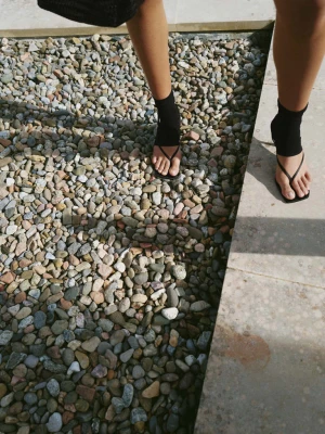 Sandały z paskami na obcasie czarny - Kobieta - - MANGO