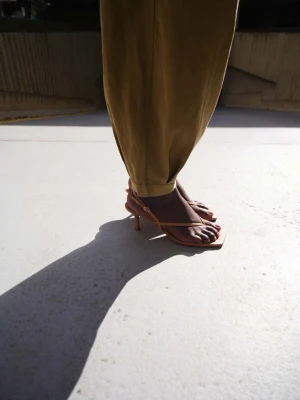 Sandały z paskami na obcasie karmelowy brąz - Kobieta - - MANGO