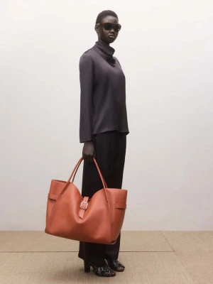 Satynowa bluzka z wywiniętym kołnierzem brązowy - Kobieta - - MANGO