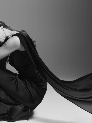 Satynowa czarna sukienka maxi TARANKO