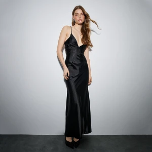 Satynowa czarna sukienka maxi z dekoltem V House