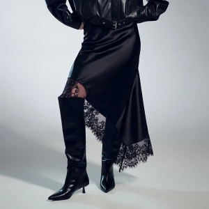 Satynowa spódnica midi z koronką czarna House