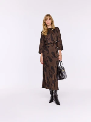 Satynowa sukienka midi w czekoladowy wzór paisley TARANKO