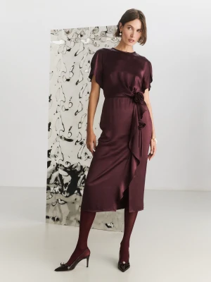 Satynowa sukienka midi w kolorze burgundowym TARANKO