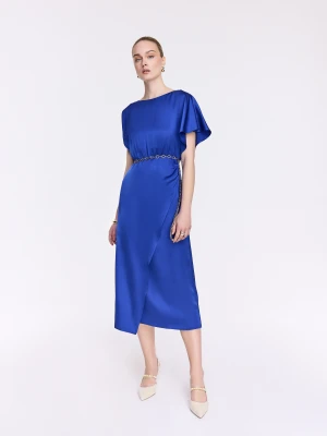 Satynowa sukienka midi w kolorze chabrowym TARANKO