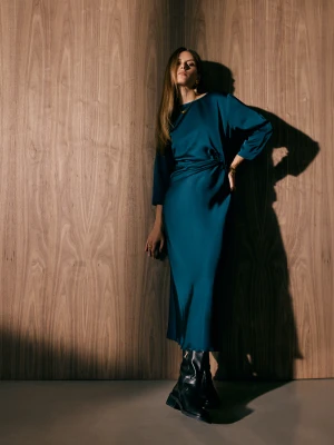 Satynowa sukienka midi w morskim kolorze TARANKO