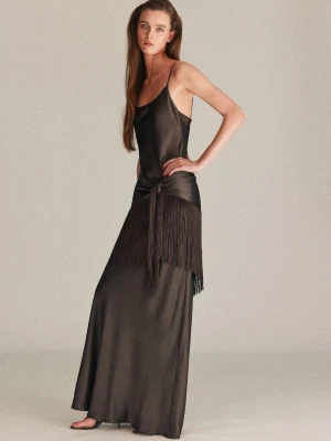 Satynowa sukienka z chustą z frędzlami czekoladowy - Kobieta - - MANGO