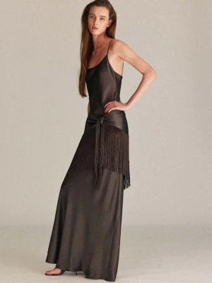 Satynowa sukienka z chustą z frędzlami czekoladowy - Kobieta - - MANGO