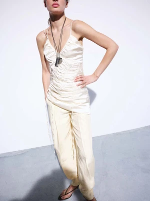 Satynowa sukienka z regulowanymi marszczeniami kremowy / écru - Kobieta - - MANGO