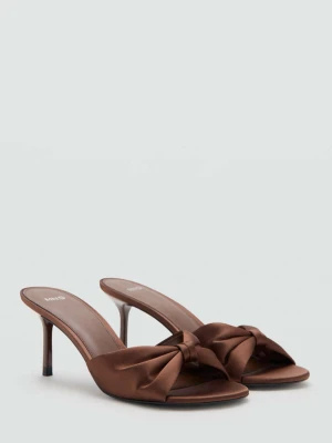 Satynowe sandały z kokardą czekoladowy - Kobieta - - MANGO