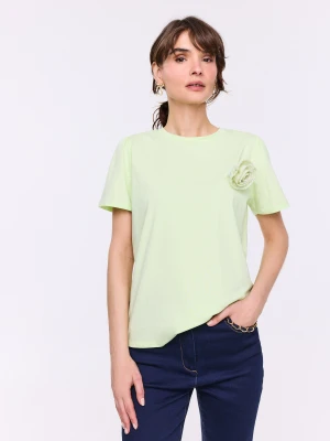 Limonkowa bluzka z krótkim rękawem i broszką w kształcie kwiatu TARANKO