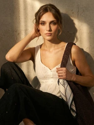 Sinsay - Ażurowa bluzka na ramiączkach - kremowy