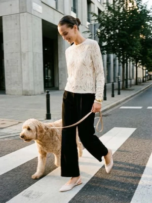 Sinsay - Ażurowa bluzka z długim rękawem - kremowy