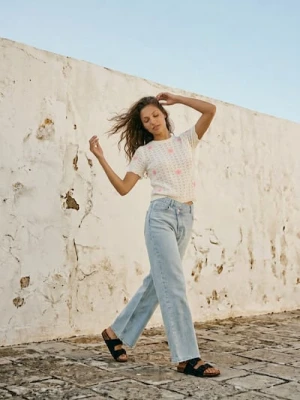 Sinsay - Ażurowy sweter z krótkim rękawem i haftowanymi kwiatami - kremowy