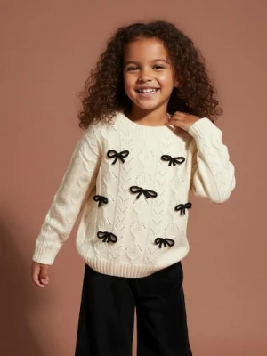 Sinsay - Ażurowy sweter z ozdobnymi kokardkami - kremowy