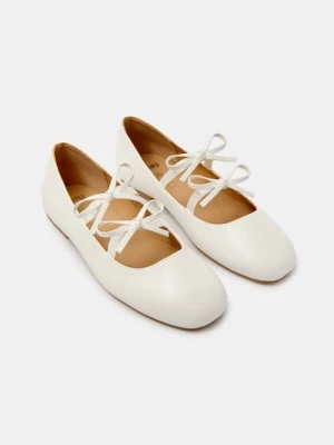 Sinsay - Baleriny z ozdobnymi kokardami ze skórzaną wkładką - biały