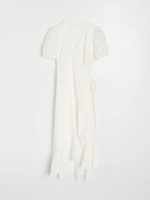 Sinsay - Bawełniana ażurowa sukienka midi z falbaną i wiązaniem - biały