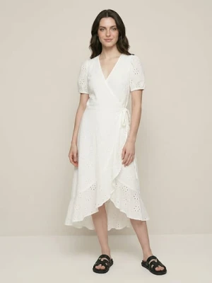 Sinsay - Bawełniana ażurowa sukienka midi z falbaną i wiązaniem - biały