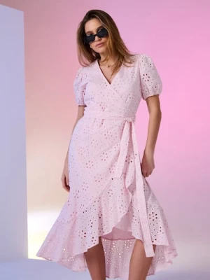 Sinsay - Bawełniana ażurowa sukienka midi z falbaną i wiązaniem - różowy