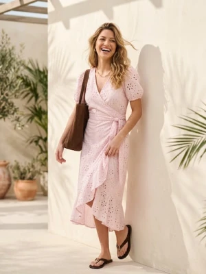 Sinsay - Bawełniana ażurowa sukienka midi z falbaną i wiązaniem - różowy