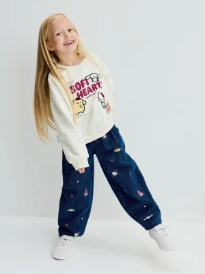 Sinsay - Bawełniana bluza crewneck z naszywkami Hello Kitty and Friends - kremowy