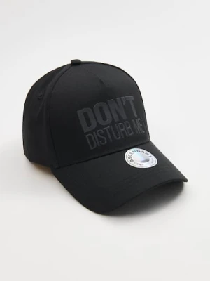 Sinsay - Bawełniana czapka baseballowa z haftowanym napisem - czarny