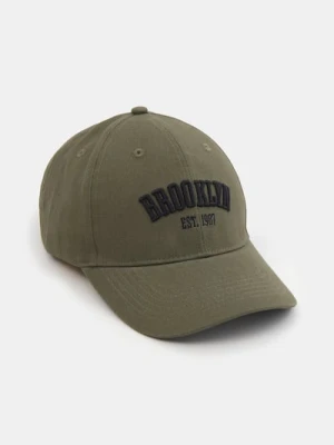 Sinsay - Bawełniana czapka z daszkiem i haftem - zielony