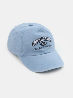 Sinsay - Bawełniana czapka z haftowanym napisem "Chicago Lakes" - niebieski