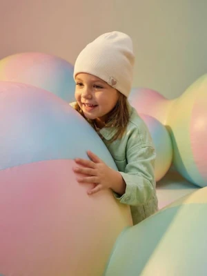 Sinsay - Bawełniana czapka z naszywką - kremowy