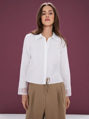 Sinsay - Bawełniana koszula regular fit z koronkowymi detalami - biały