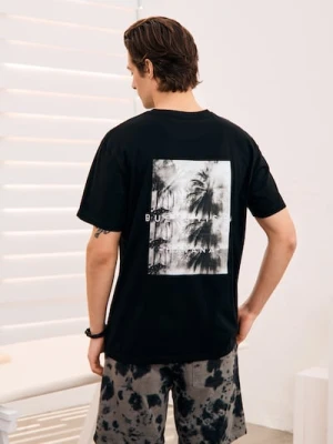 Sinsay - Bawełniana koszulka comfort fit z nadrukiem na plecach - czarny