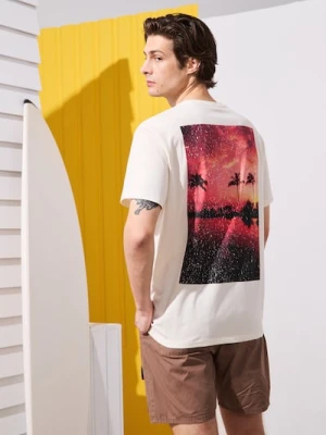 Sinsay - Bawełniana koszulka comfort fit z nadrukiem na plecach - kremowy